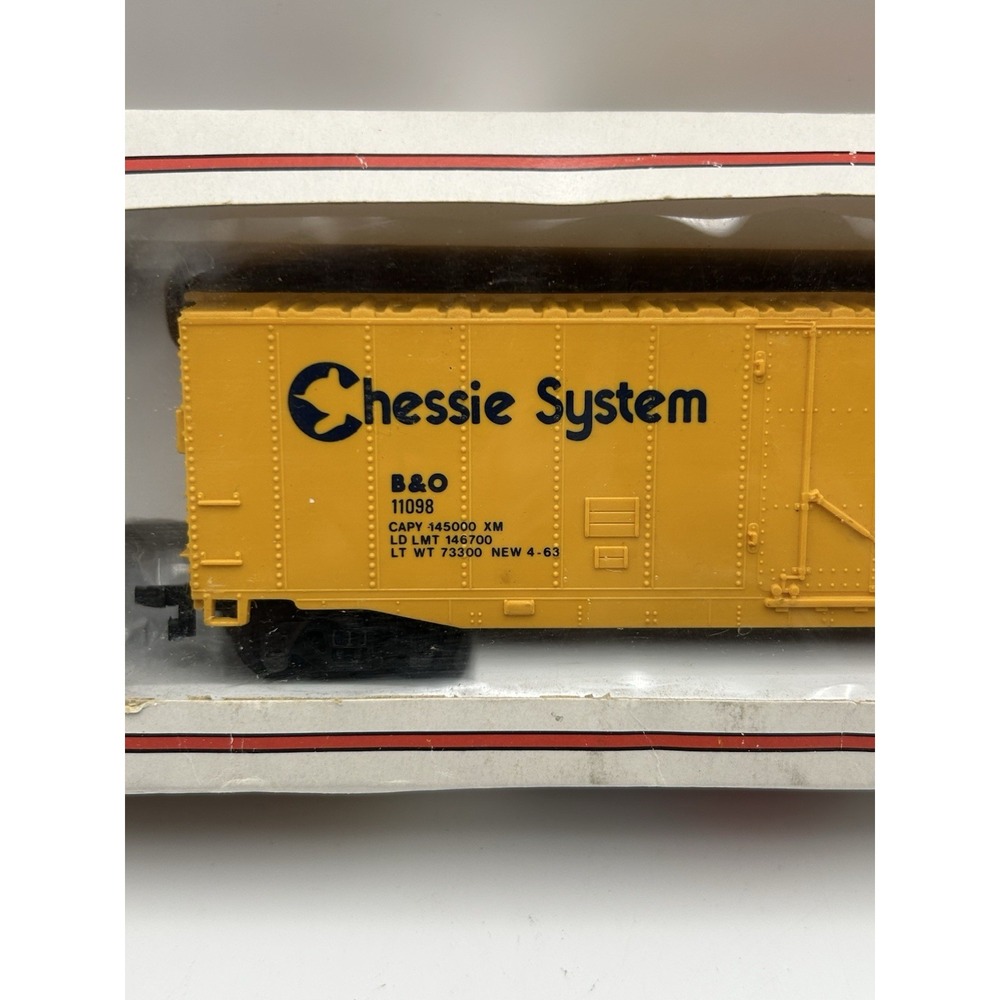 HO Scale Bachmann Chessie System B&O 11098 Yellow Box Car Freight Train - Picture 7 of 7